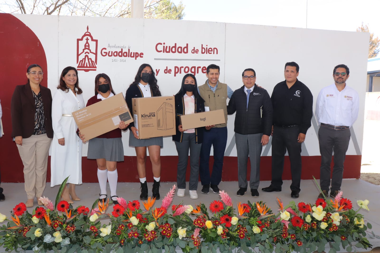 Entregan gobiernos estatal, municipal y migrantes equipo de cómputo al Cetis 113