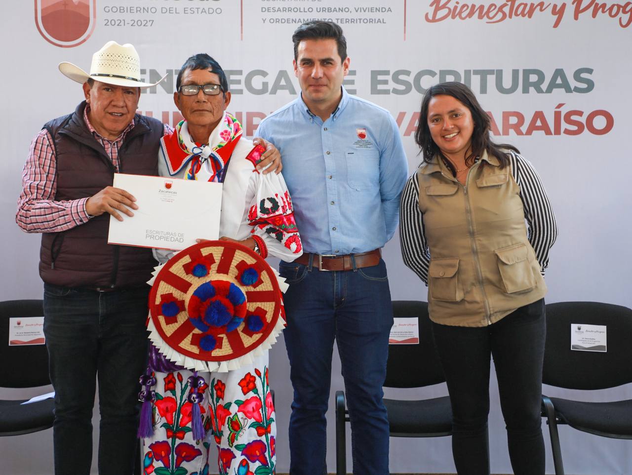 Entrega Gobernador David Monreal Ávila 172 escrituras a familias de Valparaíso