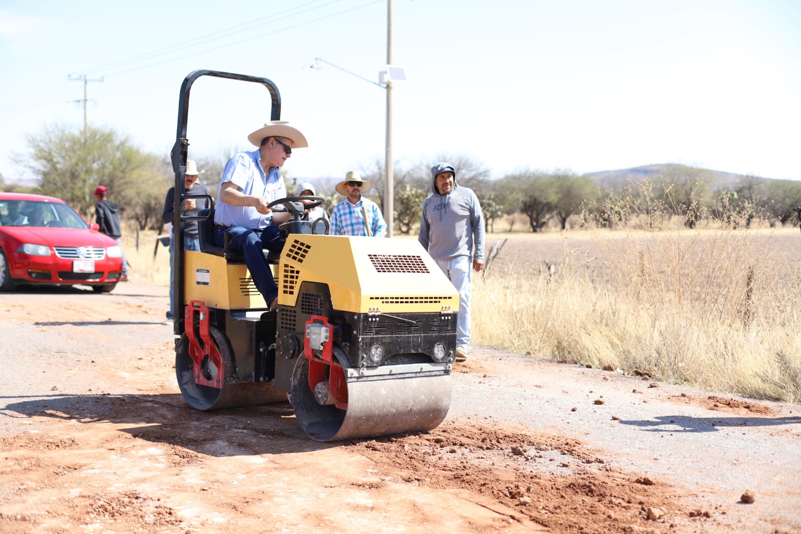 RESPALDA EL DOCTOR SALAZAR PETICIÓN DE LOS VECINOS DE SANTA RITA PARA EL ARREGLO DE SU CARRETERA