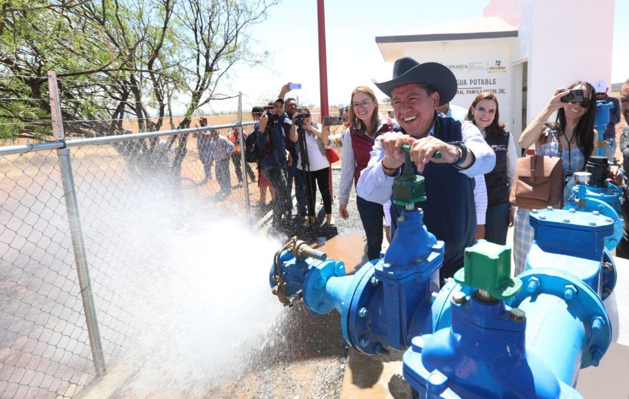 Gobernador David Monreal Ávila pone en marcha pozo de agua potable en Pánfilo Natera