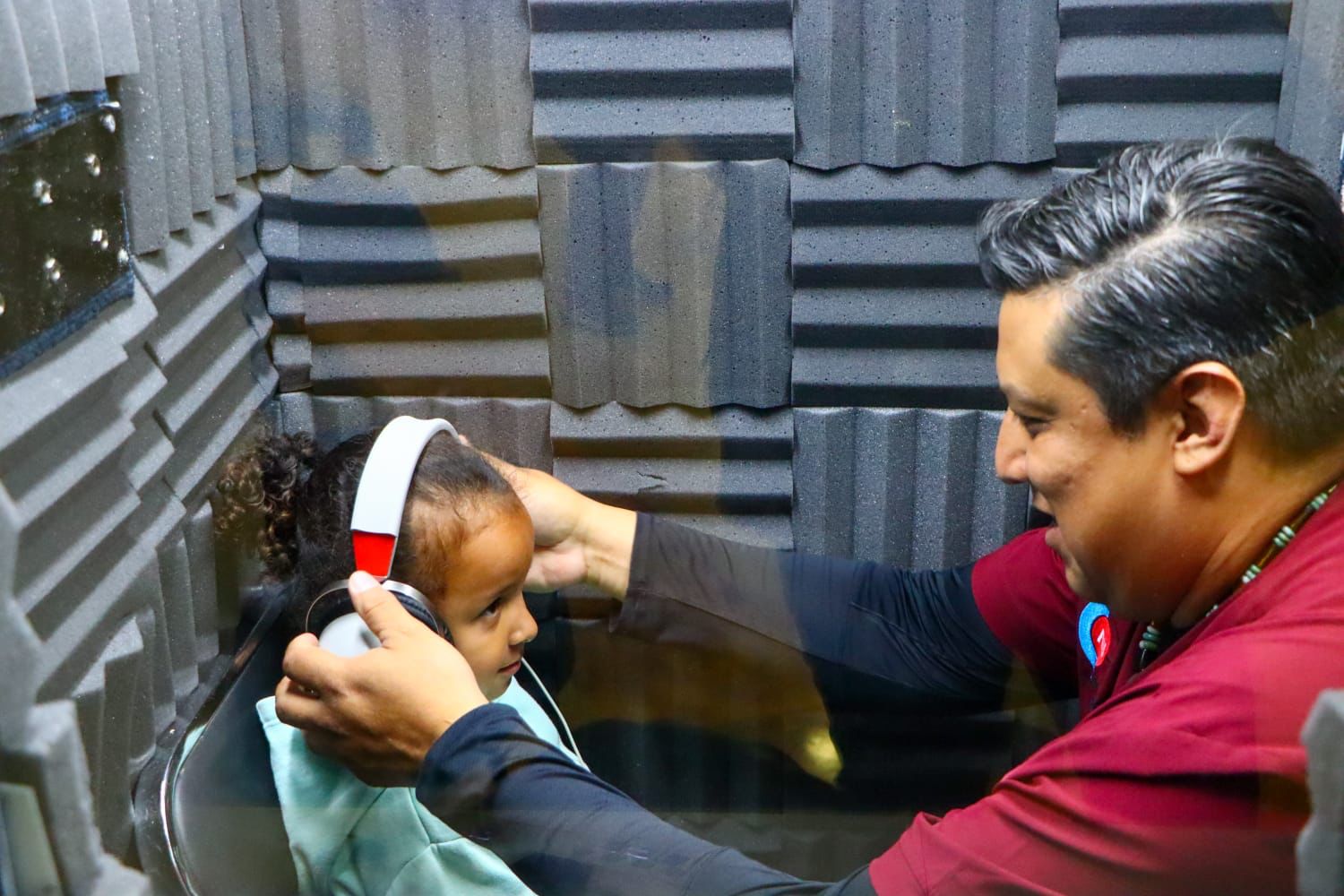 Beneficia Gobierno de Zacatecas a 80 personas con aparatos auditivos