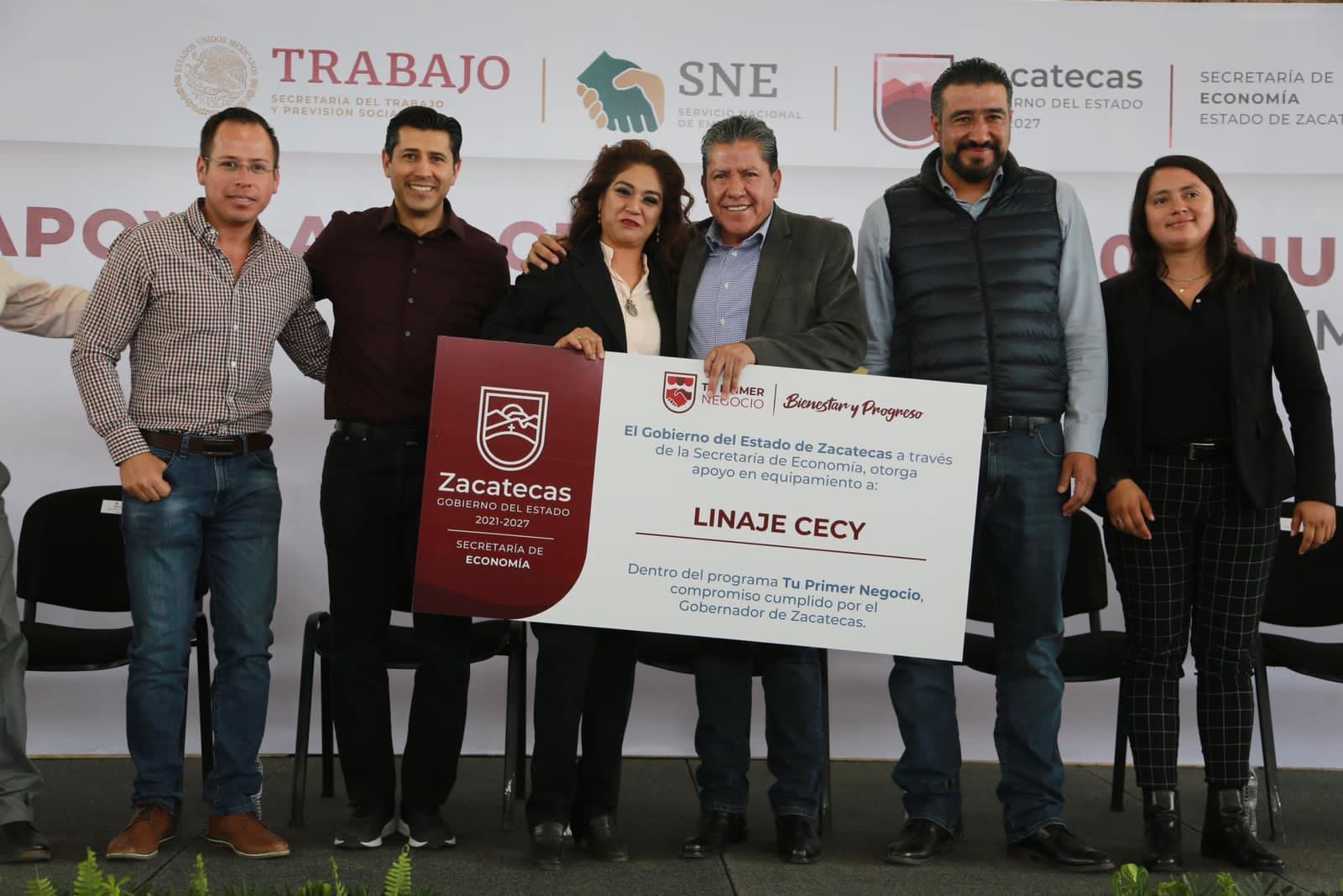 164 familias reciben del Gobernador David Monreal maquinaria y equipo para abrir su propio negocio