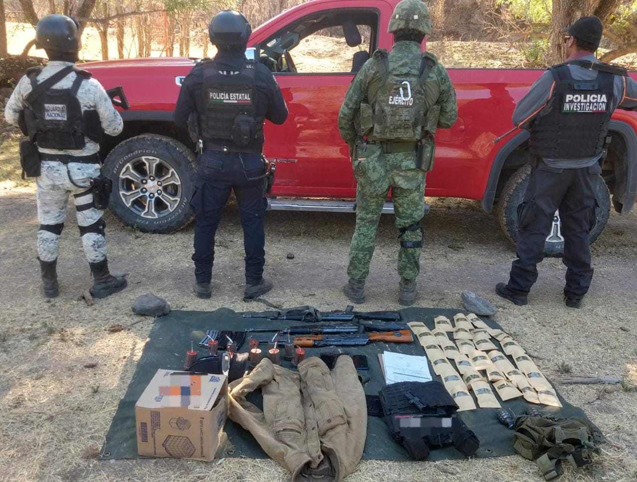 Fuerzas de seguridad aseguran armamento, equipo táctico y vehículos en Tepetongo