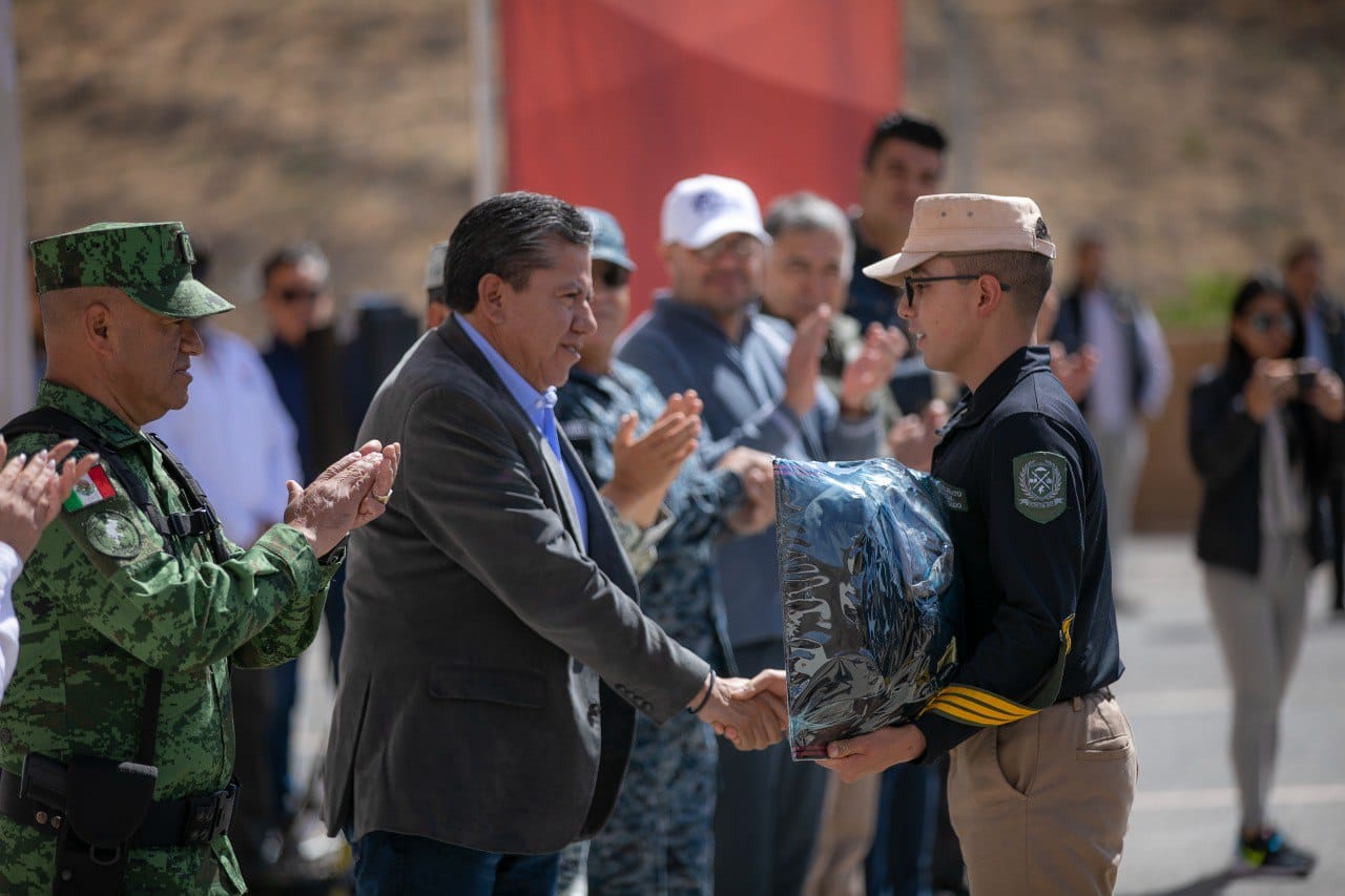 Entrega David Monreal uniformes y Becas a 400 estudiantes de Bachillerato Militarizado