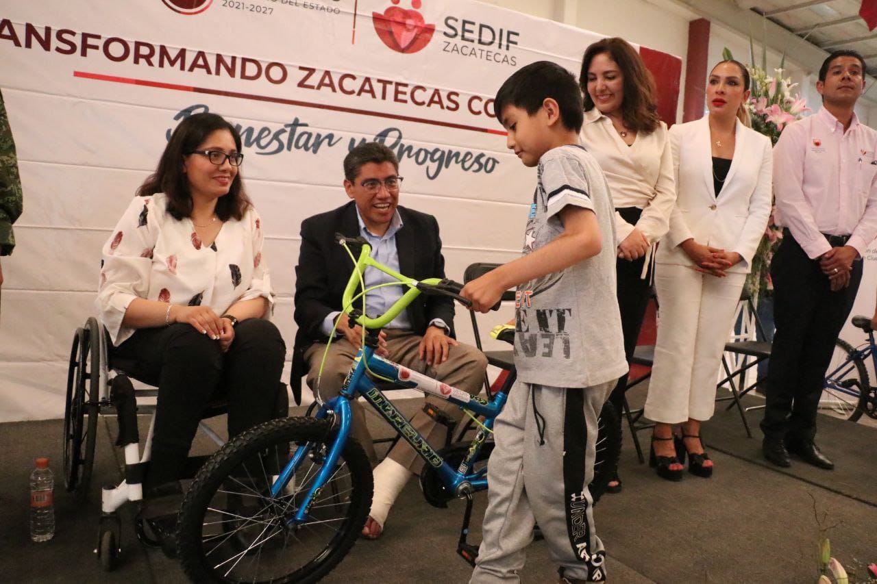 FAMILIAS DE FRESNILLO
RECIBEN APOYOS DIF