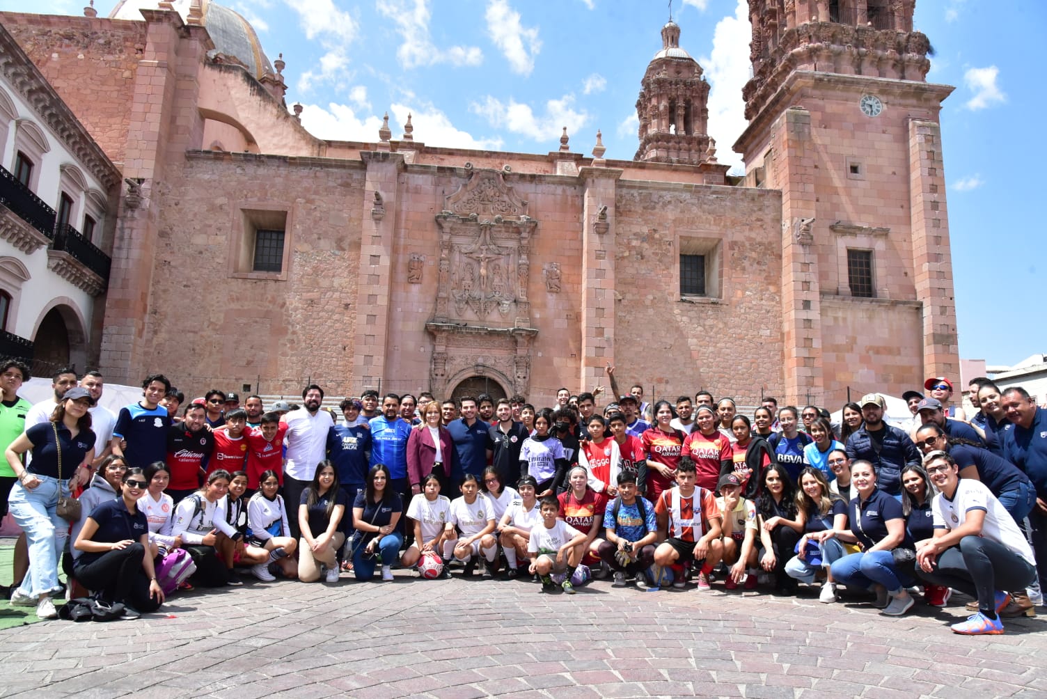 Convierten la Plaza de Armas en mega cancha