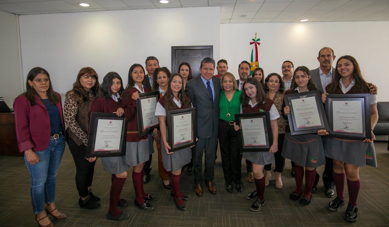 Reconoce Gobernador David Monreal Ávila a estudiantes zacatecanas de élite