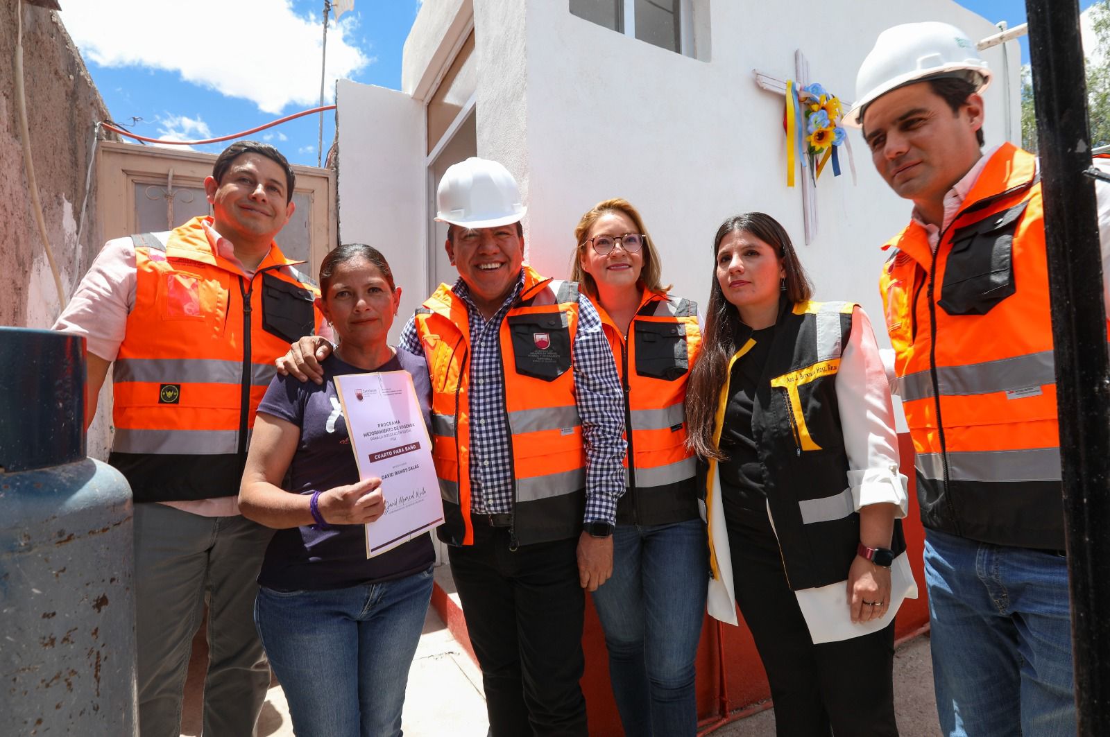 Entrega David Monreal Ávila apoyos del programa Construyendo Bienestar en la capital zacatecana