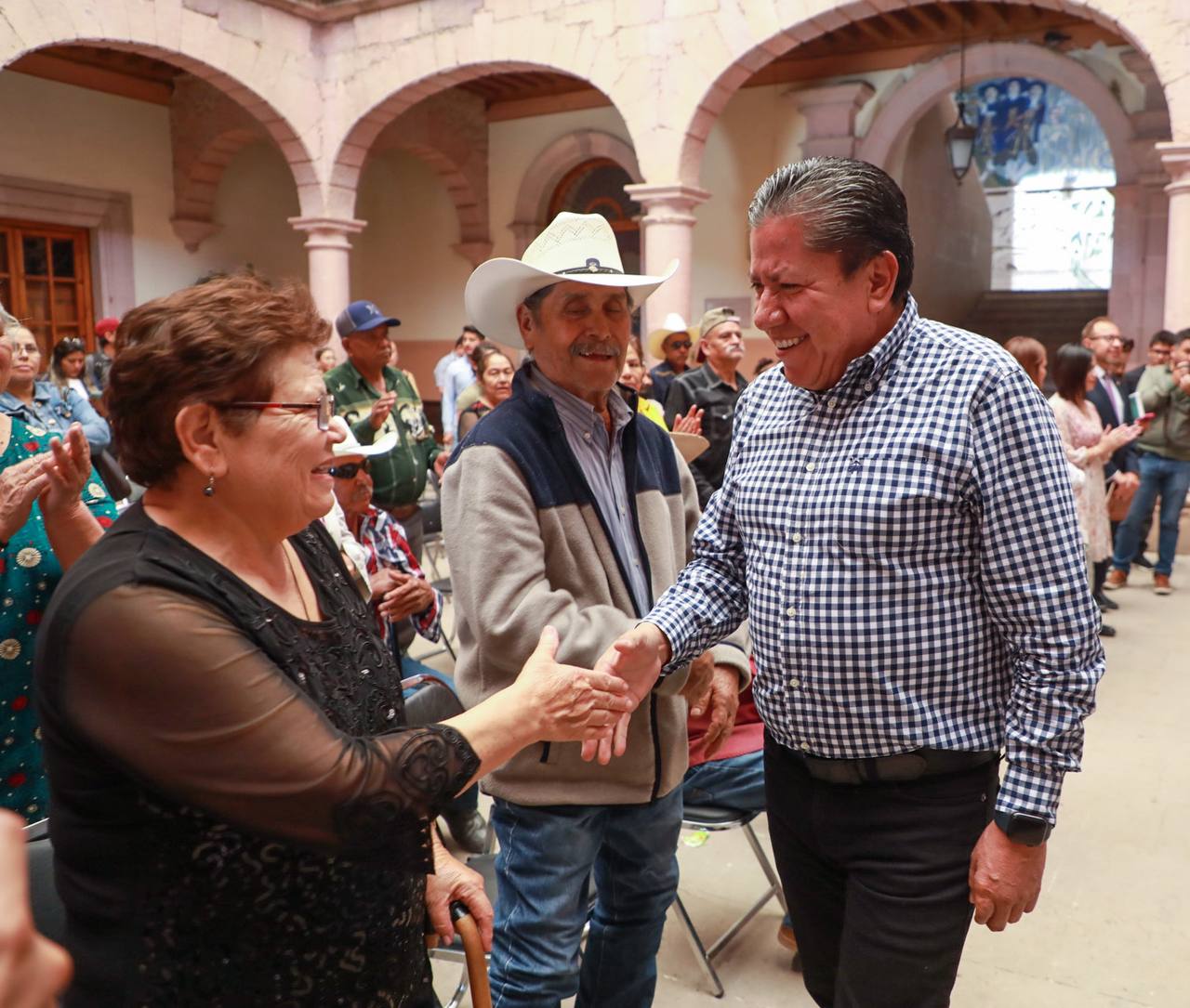 Entrega Gobernador David Monreal 31 visas humanitarias para reunificar familias zacatecanas en Estados Unidos