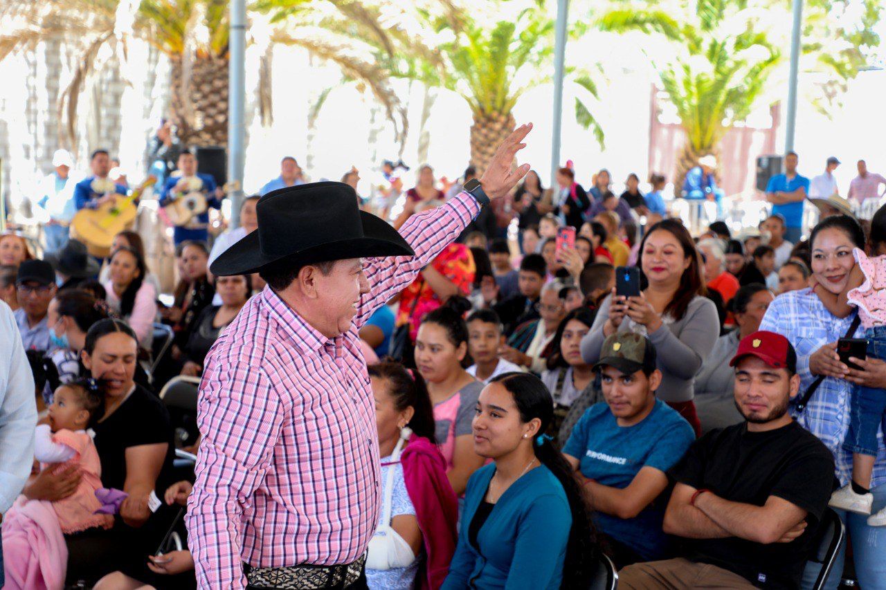 Festeja David Monreal a mamás de comunidad Benito Juárez; anuncia construcción de carretera