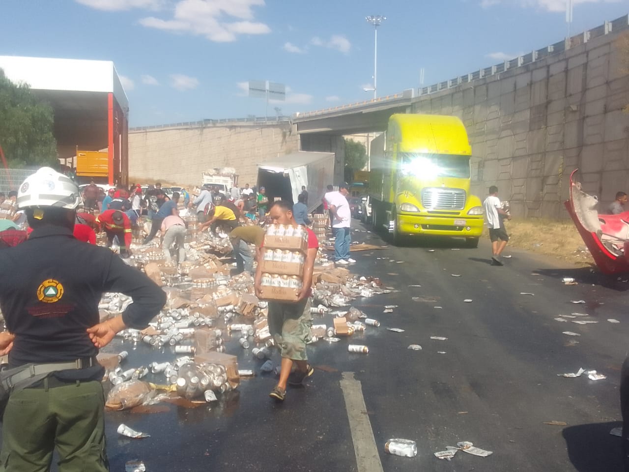 Protección Civil brindan auxilio en ñ volcadura de camión con cerveza