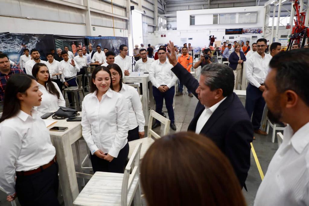 Reconoce Gobernador David Monreal talento humano zacatecano; atestigua graduación de 30 técnicos junior en Sanvik
