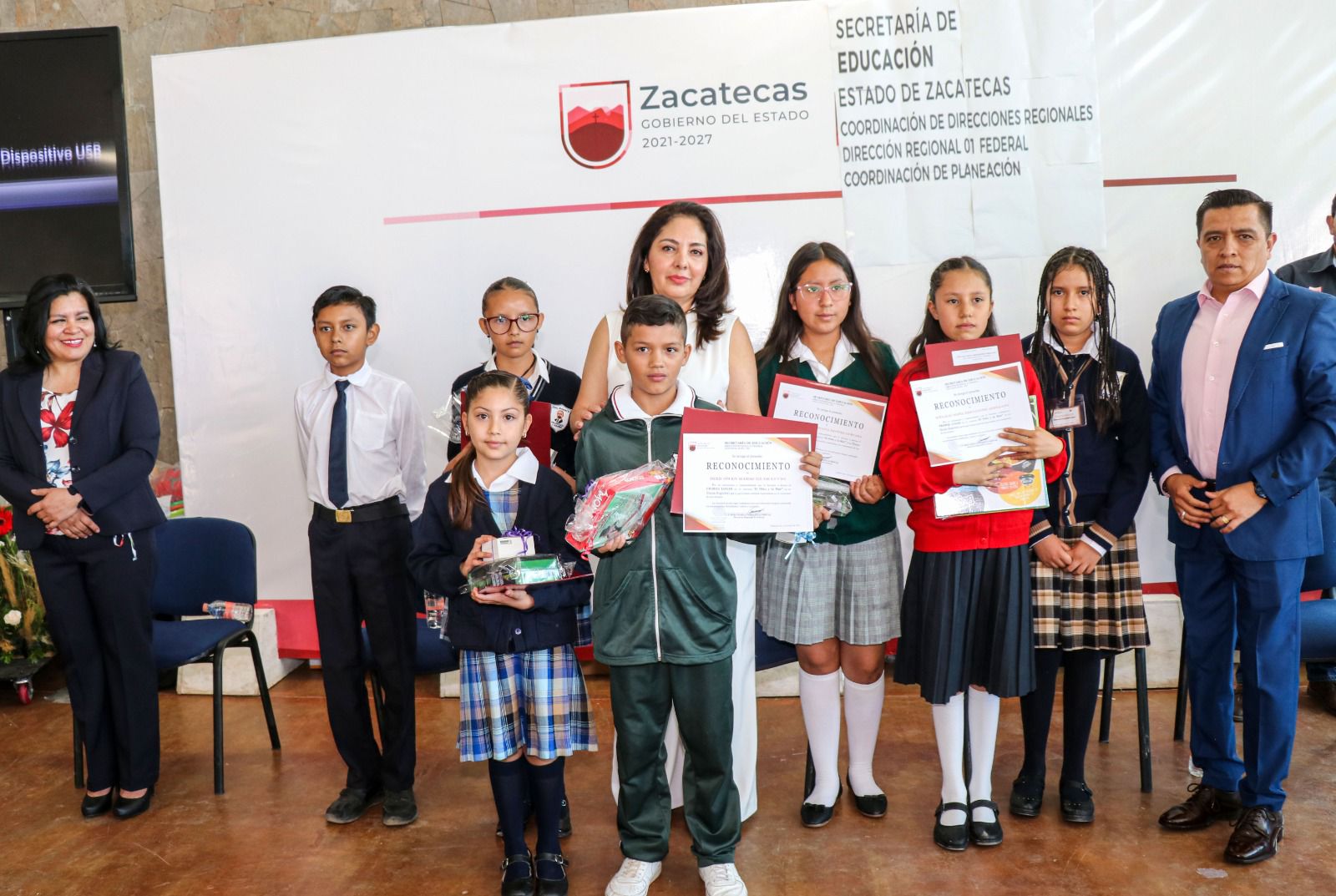 Premia Sara Hernández de Monreal a niñas y niños ganadores de concursos regionales de escuelas primarias
