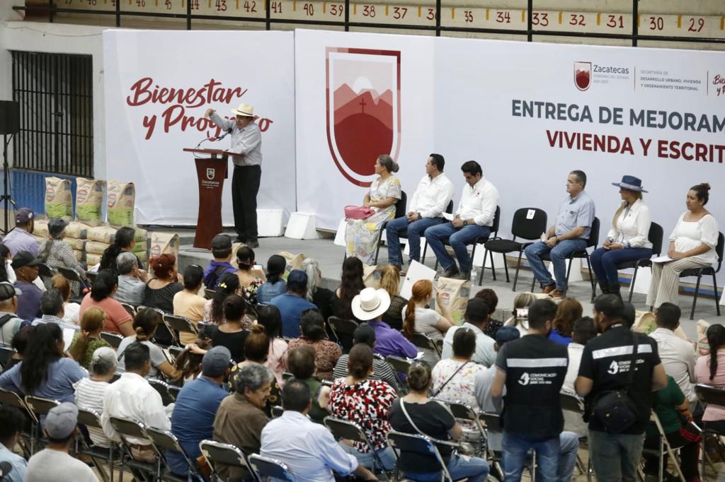 Da David Monreal Ávila certidumbre patrimonial a familias de Jerez, entrega mejoramientos de vivienda en Susticacán