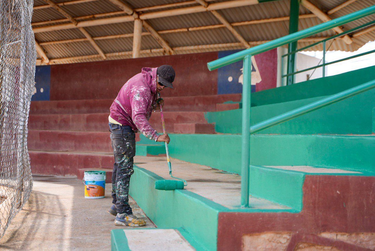 ARRANCA EL PROGRAMA DE REHABILITACIÓN DE ESPACIOS DEPORTIVOS EN EL CAMPO DE BEISBOL DE CIENEGUILLAS