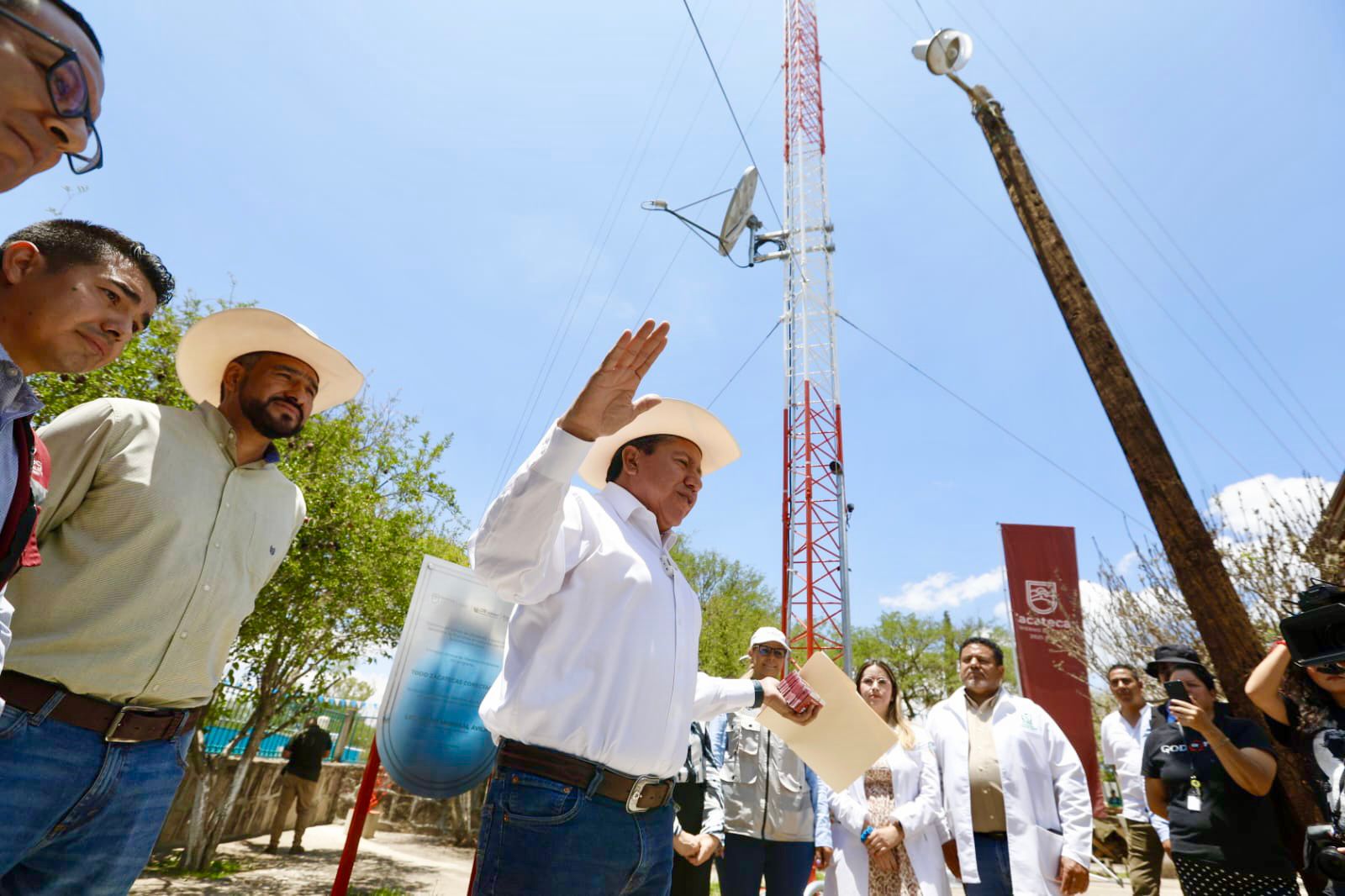 Entrega Gobernador David Monreal Ávila antena para dar cobertura de servicio celular a pobladores de Villanueva