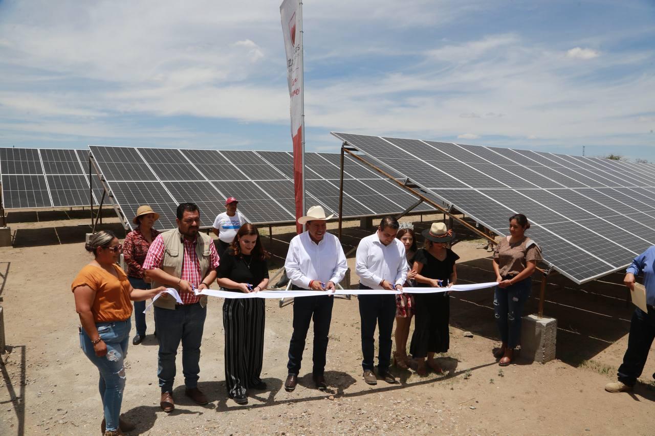 Entrega Gobernador David Monreal Ávila paneles solares para el pozo de agua potable de Luis Moya