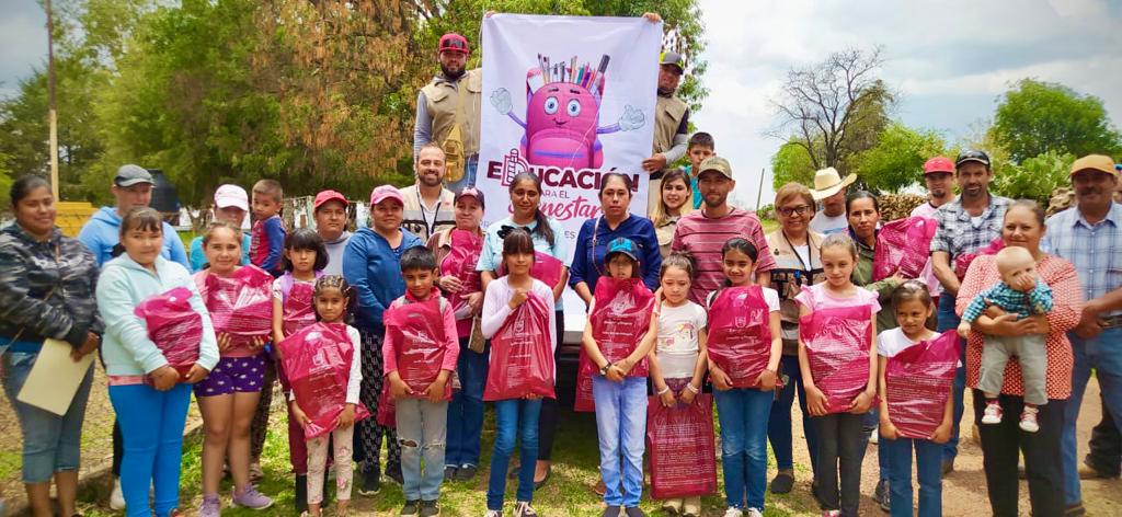 Califica Gobernador David Monreal como exitoso el Programa Educación para el Bienestar; reparten 30 mil útiles en dos días