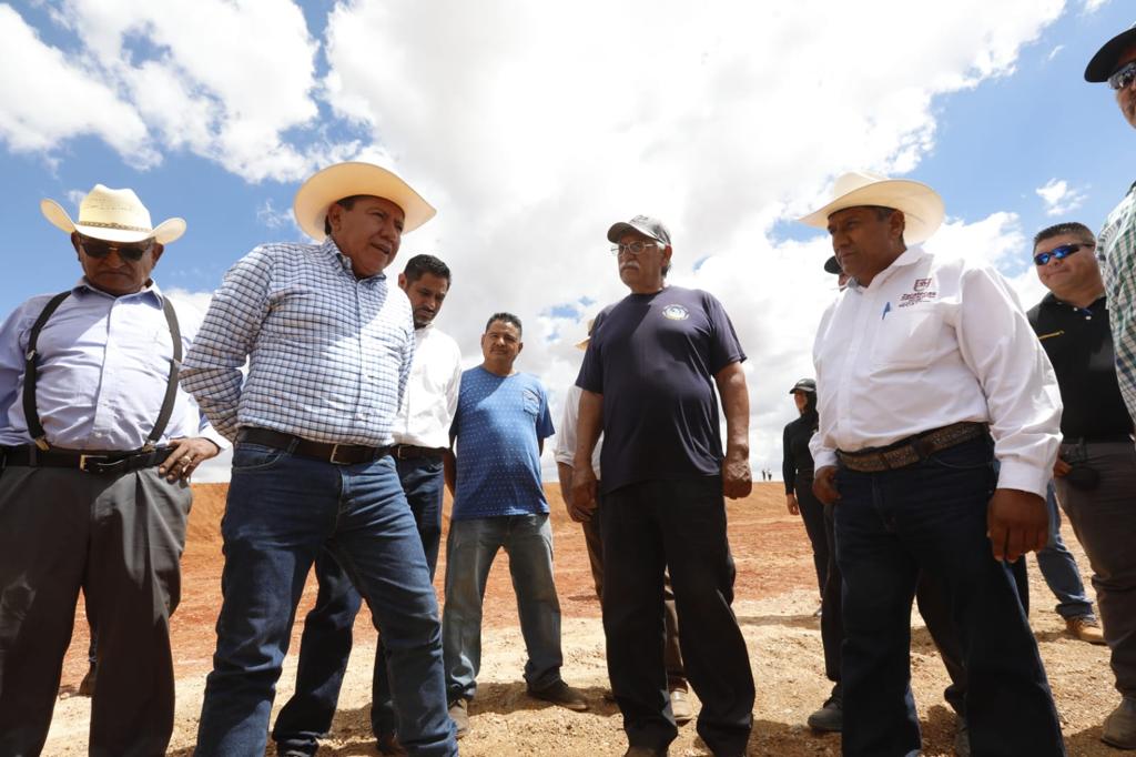 Entrega David Monreal tanque de captación de agua pluvial en Vetagrande