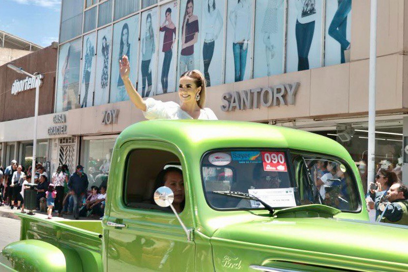 DISFRUTAN FRESNILLENSES TRADICIONAL DESFILE DE AUTOS ANTIGUOS