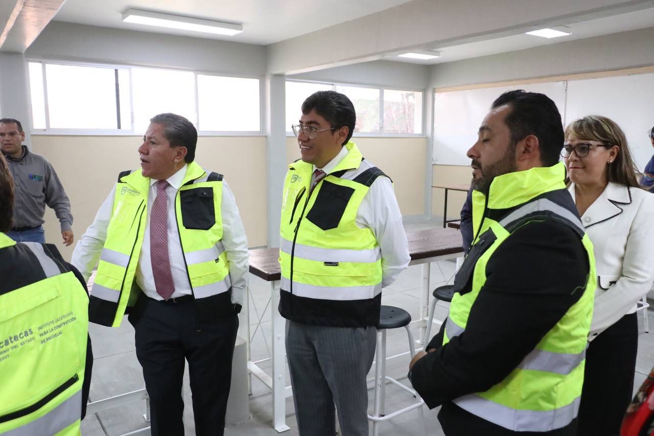 GOBERNADOR Y PRESIDENTE MUNICIPAL
MARCAN INICIO DE CLASES EN SECUNDARIA 4