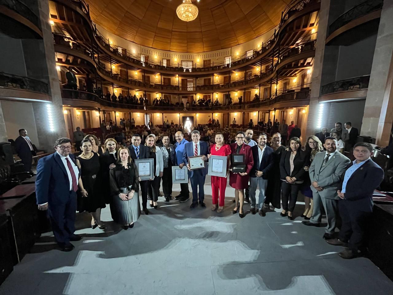 RECONOCEN A FRESNILLENSES DESTACADOS CON LA MEDALLA AL MÉRITO