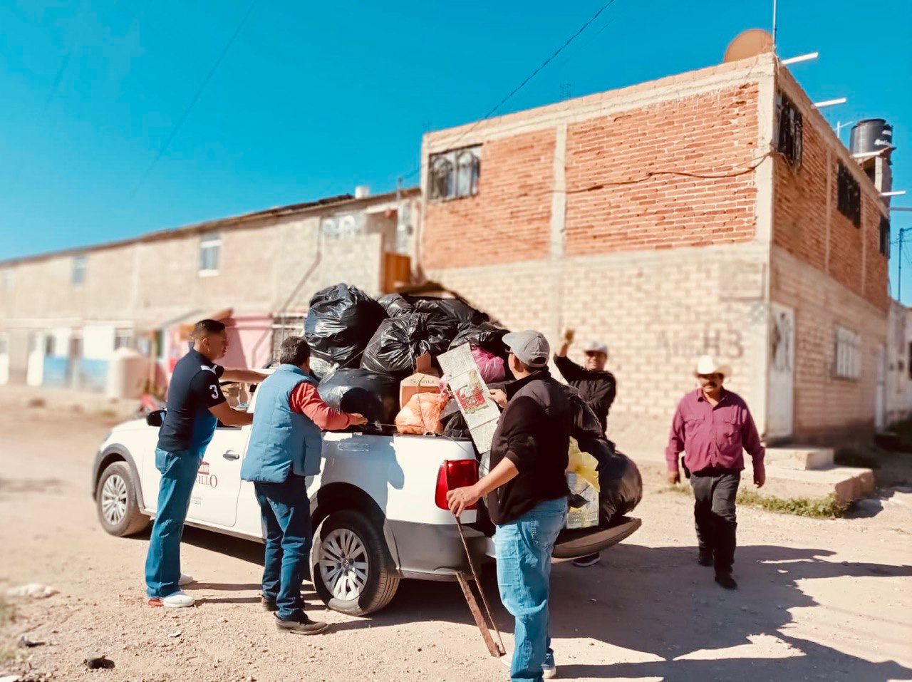 FUNCIONARIOS DE FRESNILLO
RECOGEN BASURA EN COLONIAS
