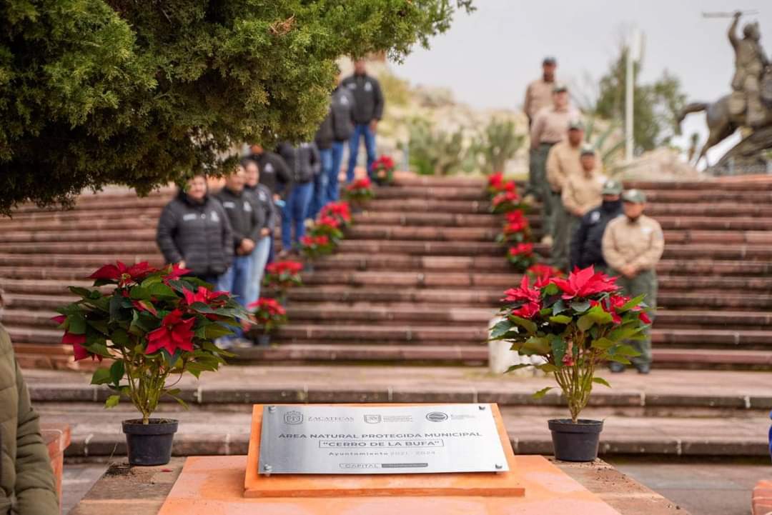 COLOCAN PLACA CONMEMORATIVA EN EL ÁREA NATURAL PROTEGIDA DEL CERRO DE LA BUFA