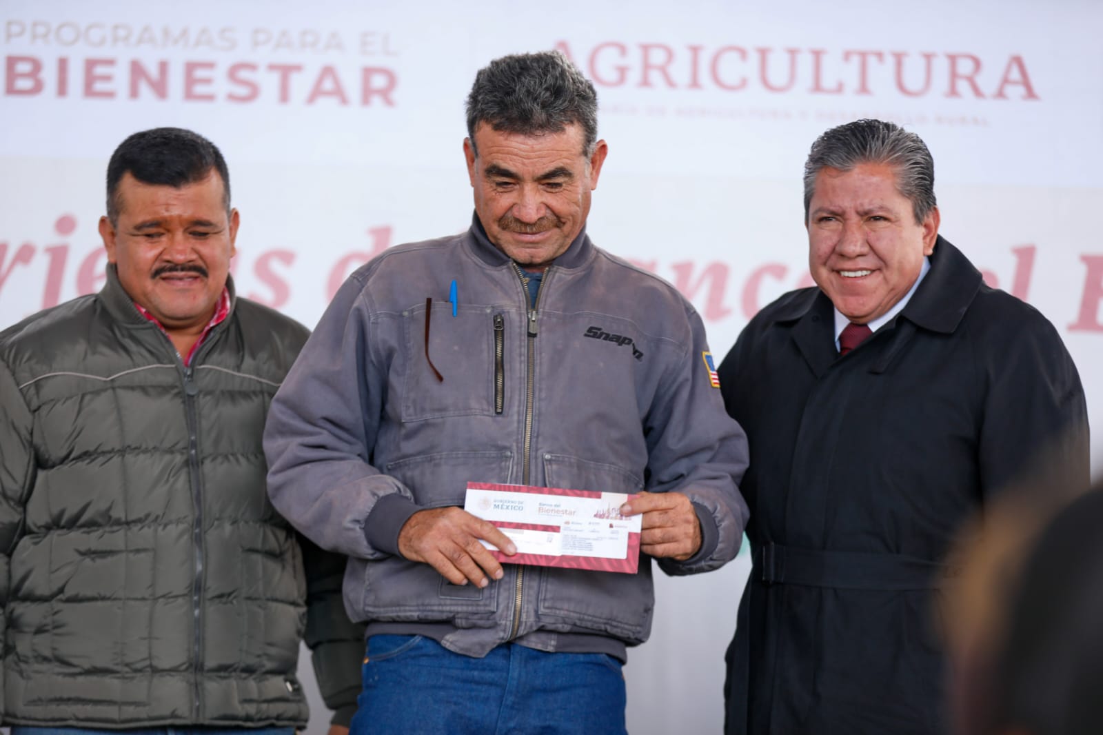 En apoyo a campesinos de la zona frijolera, entrega Gobernador David Monreal apoyos de Producción para el Bienestar en Juan Aldama