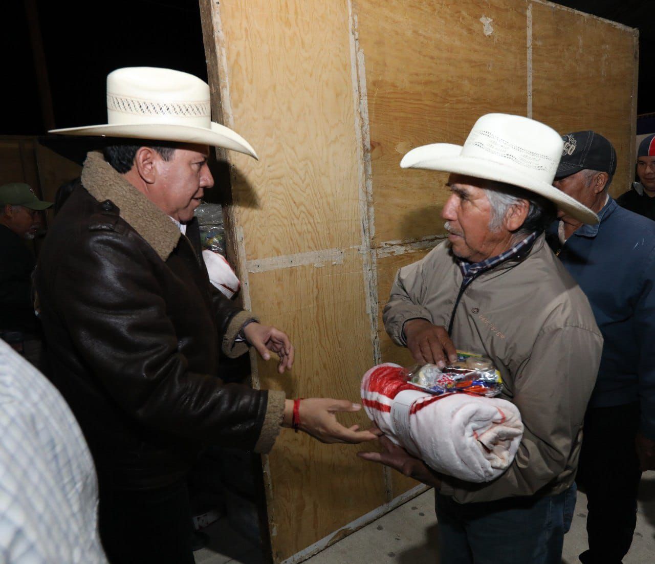 En Villanueva, entrega Gobernador David Monreal apoyos alimentarios a familias afectadas por la sequía