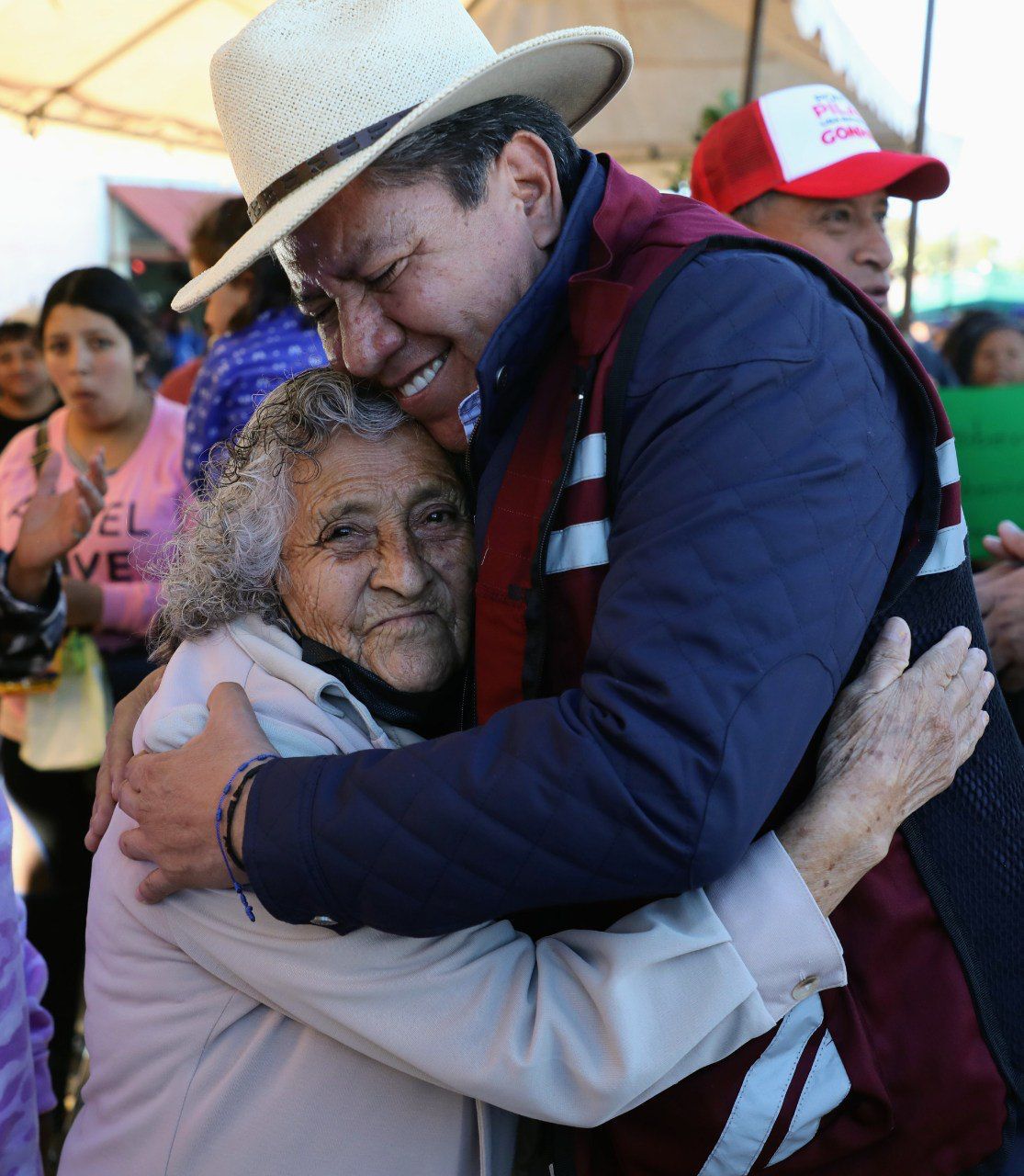 Inaugura Gobernador David Monreal calles en el municipio de Pinos y entrega apoyos alimentarios a campesinos