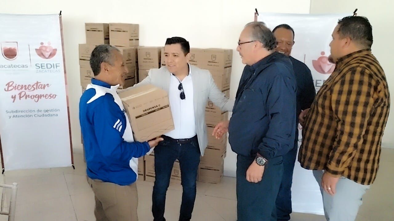 Entrega Gobierno de Zacatecas paquetes alimentarios a gremio de meseros