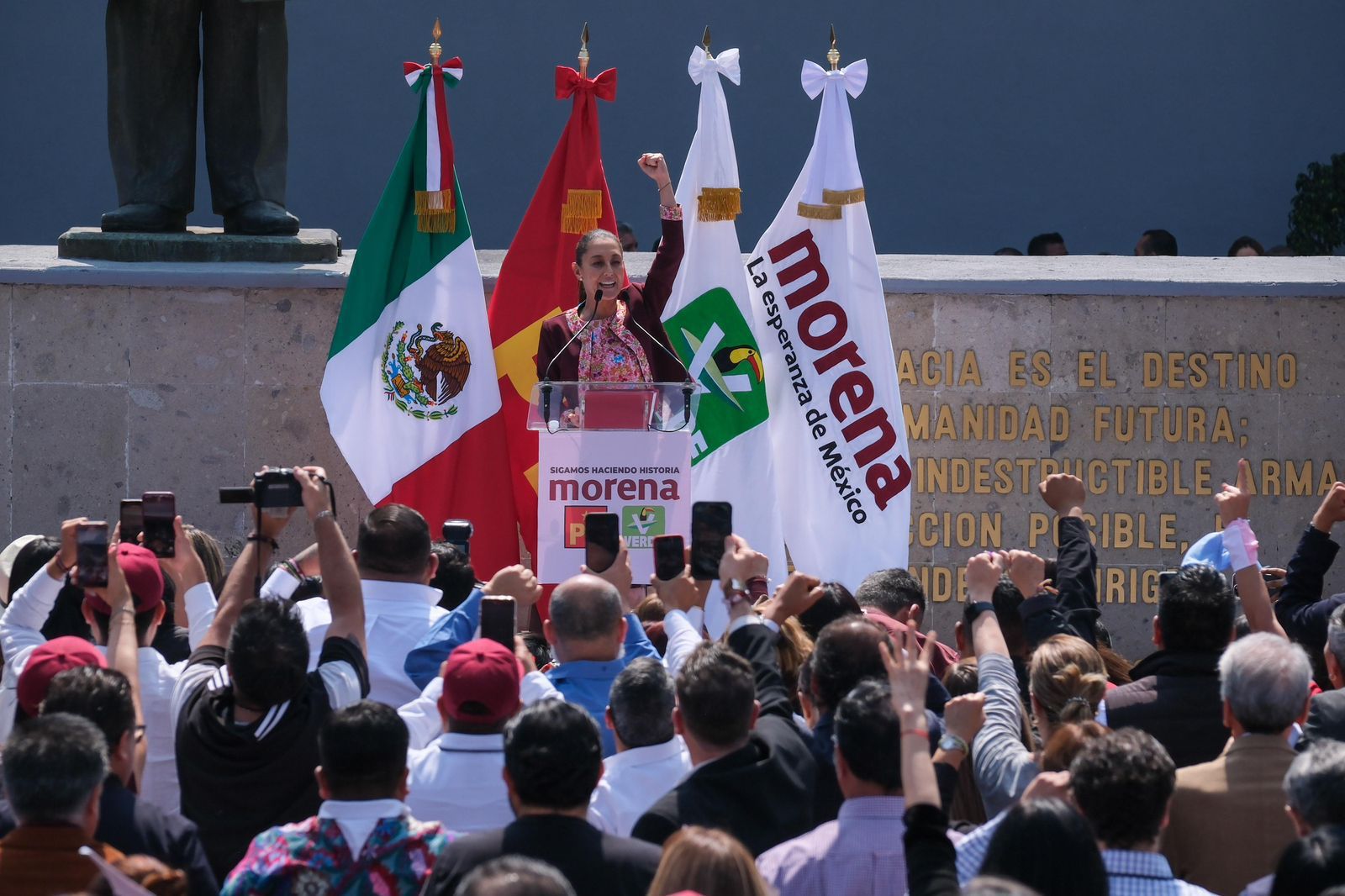 Extendemos nuestra mano y convocamos a tod@s los mexicanos a emprender este camino junt@s: Claudia Sheinbaum se registra en INE como candidata a Presidencia de México