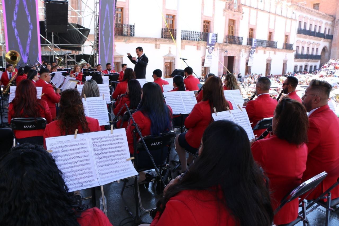 Zacatecanos y visitantes disfrutan el repertorio excepcional de la Banda Sinfónica del Estado en el FCZ 2024 