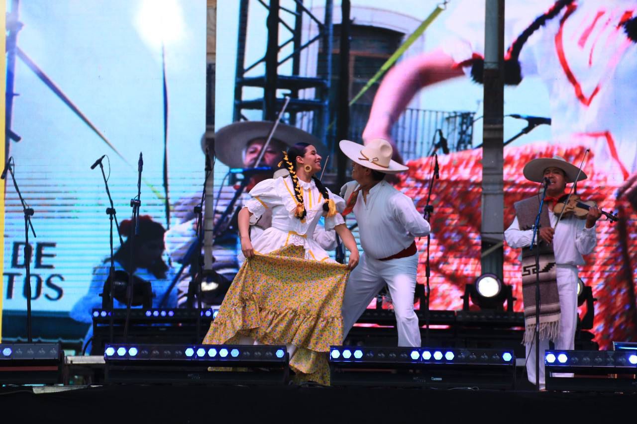 Tradición Jarabera Zacatecana encanta al público en el foro principal del Festival Cultural Zacatecas 2024