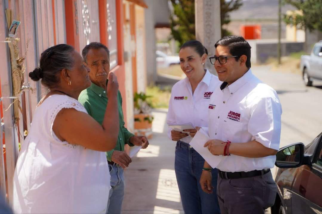 REALIZAN JORGE MIRANDA  Y MARIBEL HERRERA CAMINATA CASA POR CASA EN EL FRACCIONAMIENTO JARDINES DEL SOL