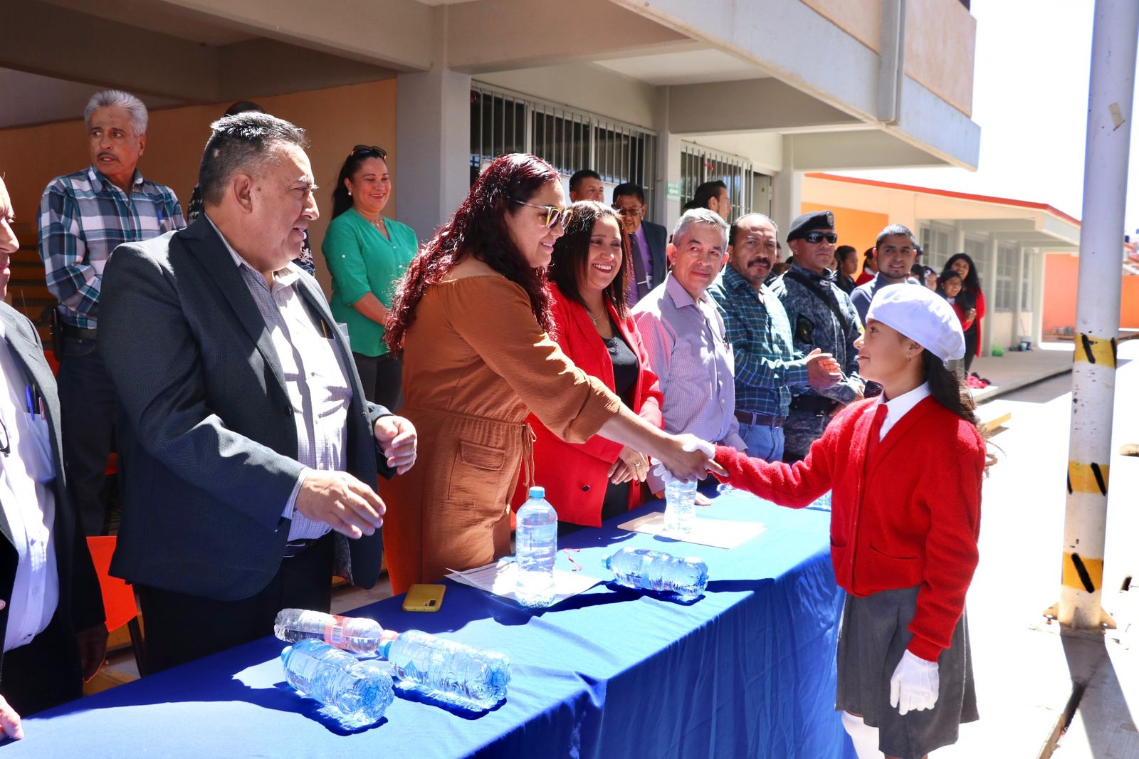 RITA QUIÑONES ACUDE A LA PRIMARIA LÁZARO CÁRDENAS A REALIZAR HONORES A LA BANDERA