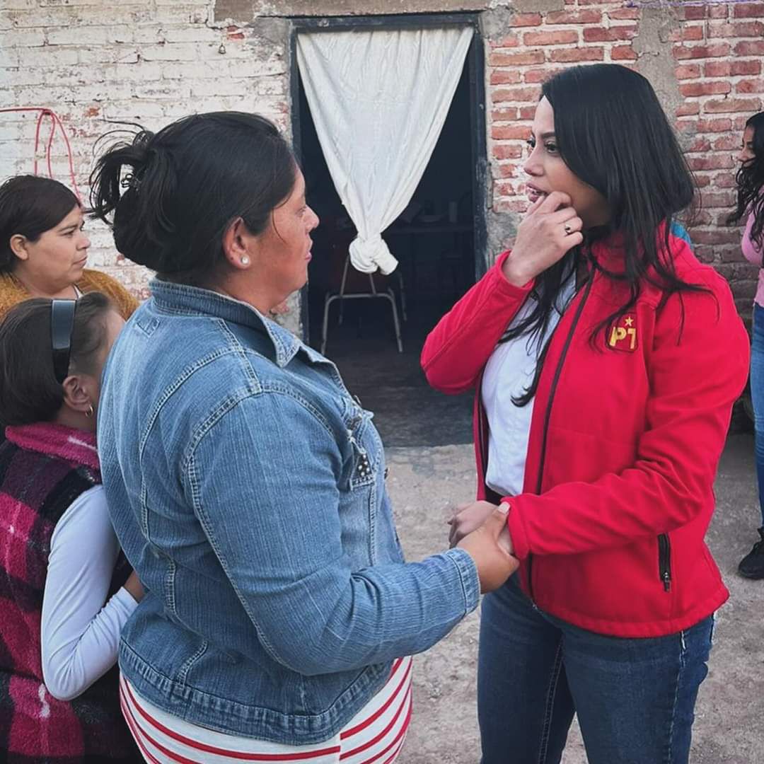 Ana Luisa del Muro recorre el IV distrito federal electoral llevando el mensaje de la coalición PT, Verde y MORENA.