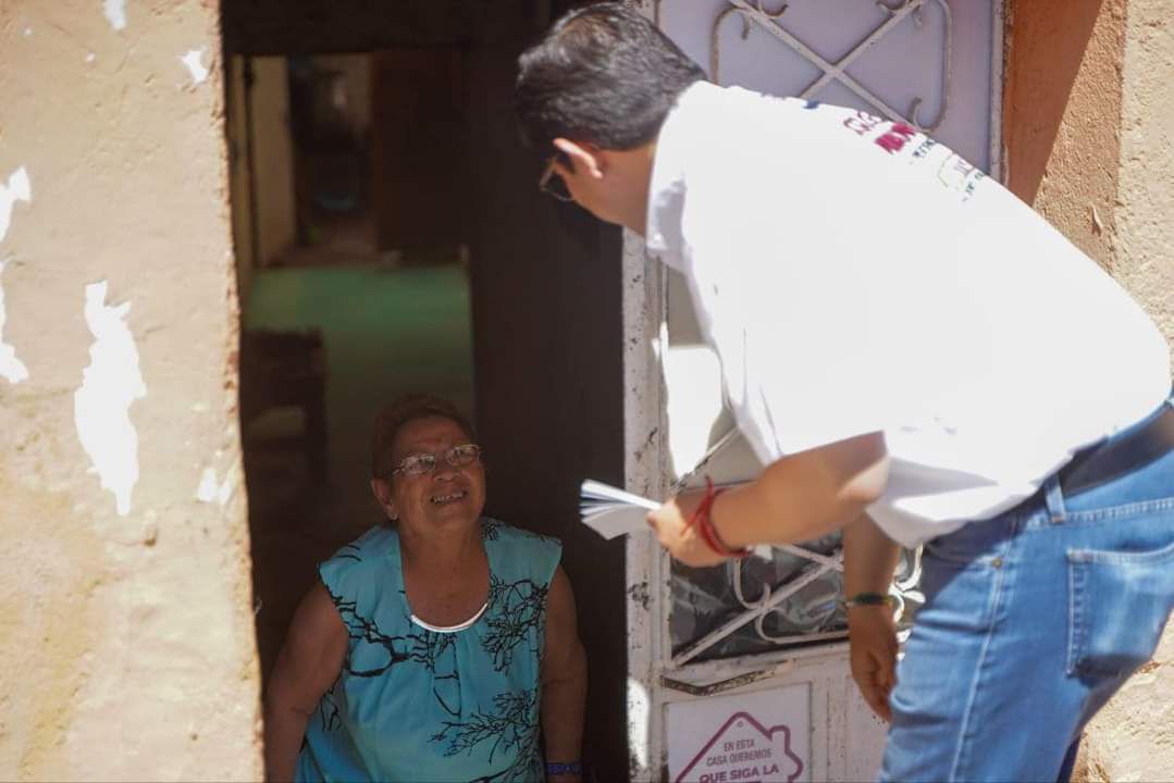 PINTA JORGE MIRANDA LAS CALLES DE LA PÁNFILO NATERA CON LOS COLORES GUINDA Y VERDE