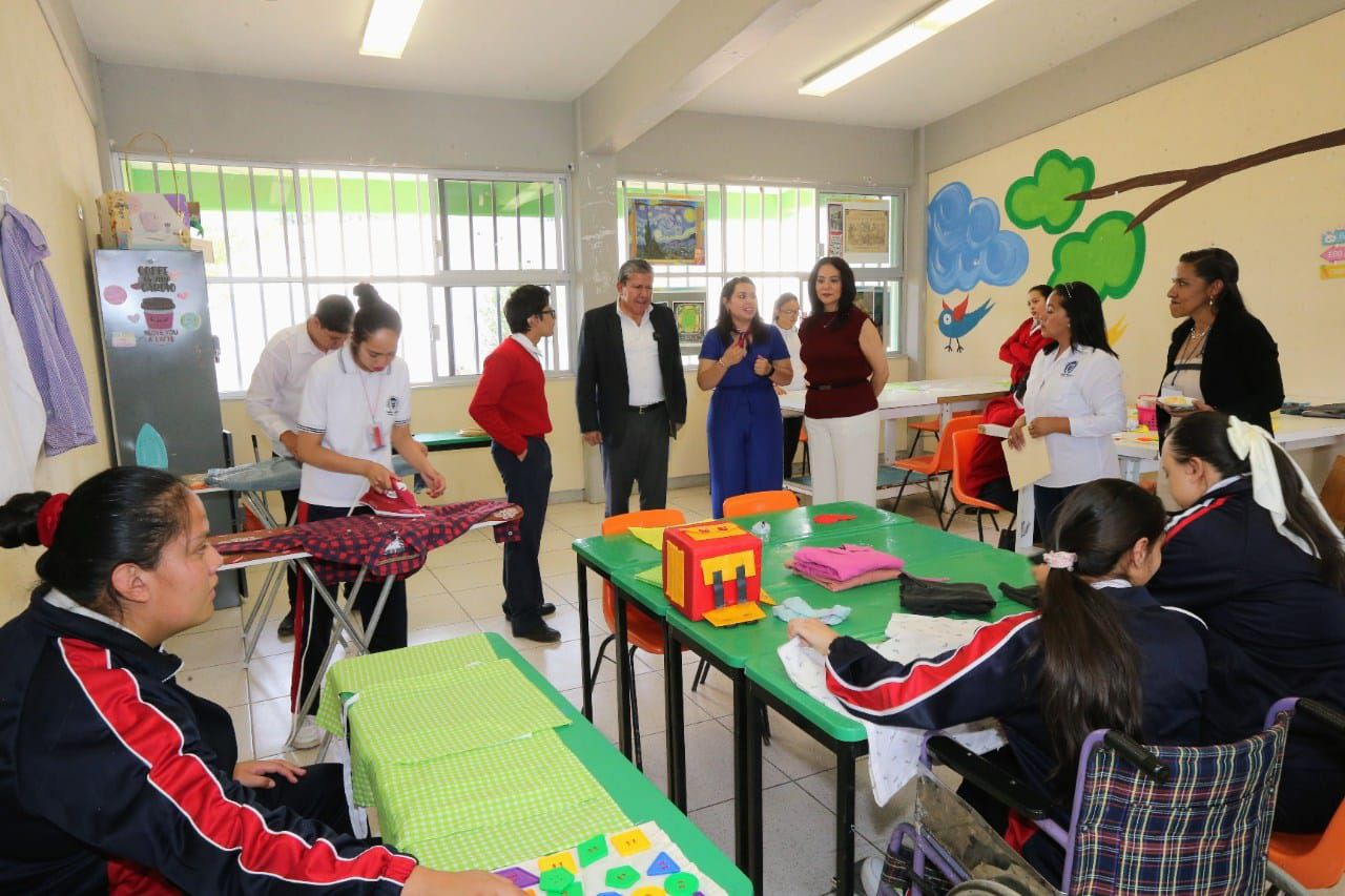 Reconoce Gobernador a comunidad educativa del CAM “Gabriela Brimmer”, en Fresnillo