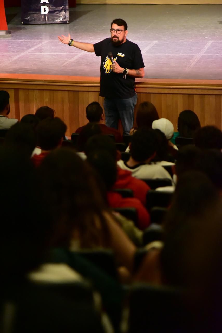 Conmemoran Día del Estudiante con conferencia “Tu Historia puede cambiar mi historia”