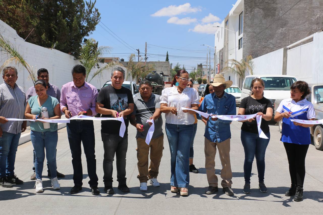 ENTREGA RITA QUIÑONES LA PAVIMENTACIÓN DE LA CALLE CRISTÓBAL COLÓN