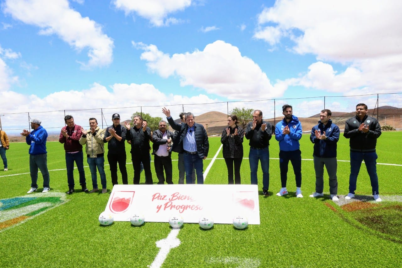 Inaugura Gobernador David Monreal junto con directivos de Pachuca, Cruz Azul, Chivas y Mineros cancha de pasto sintético en Pánuco