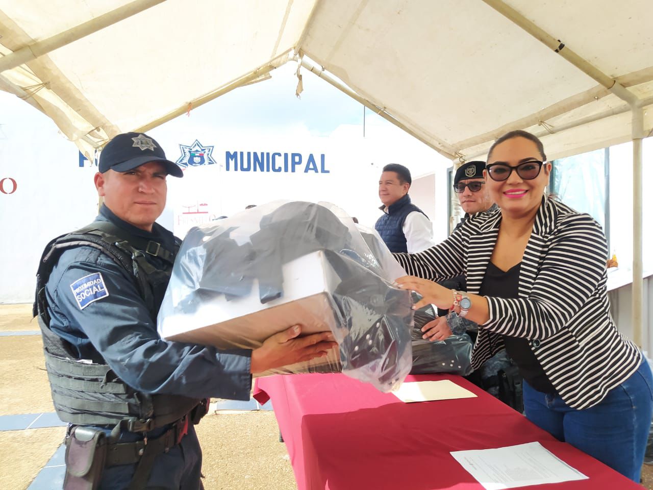 ENTREGAN UNIFORMES A LA POLICÍA MUNICIPAL
