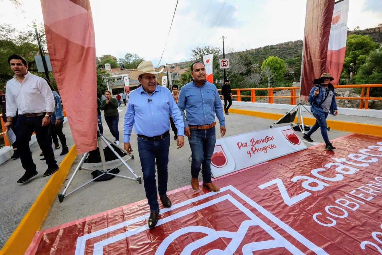 Gobernador David Monreal entrega a Genaro Codina la reconstrucción de dos puentes dañados en inundación