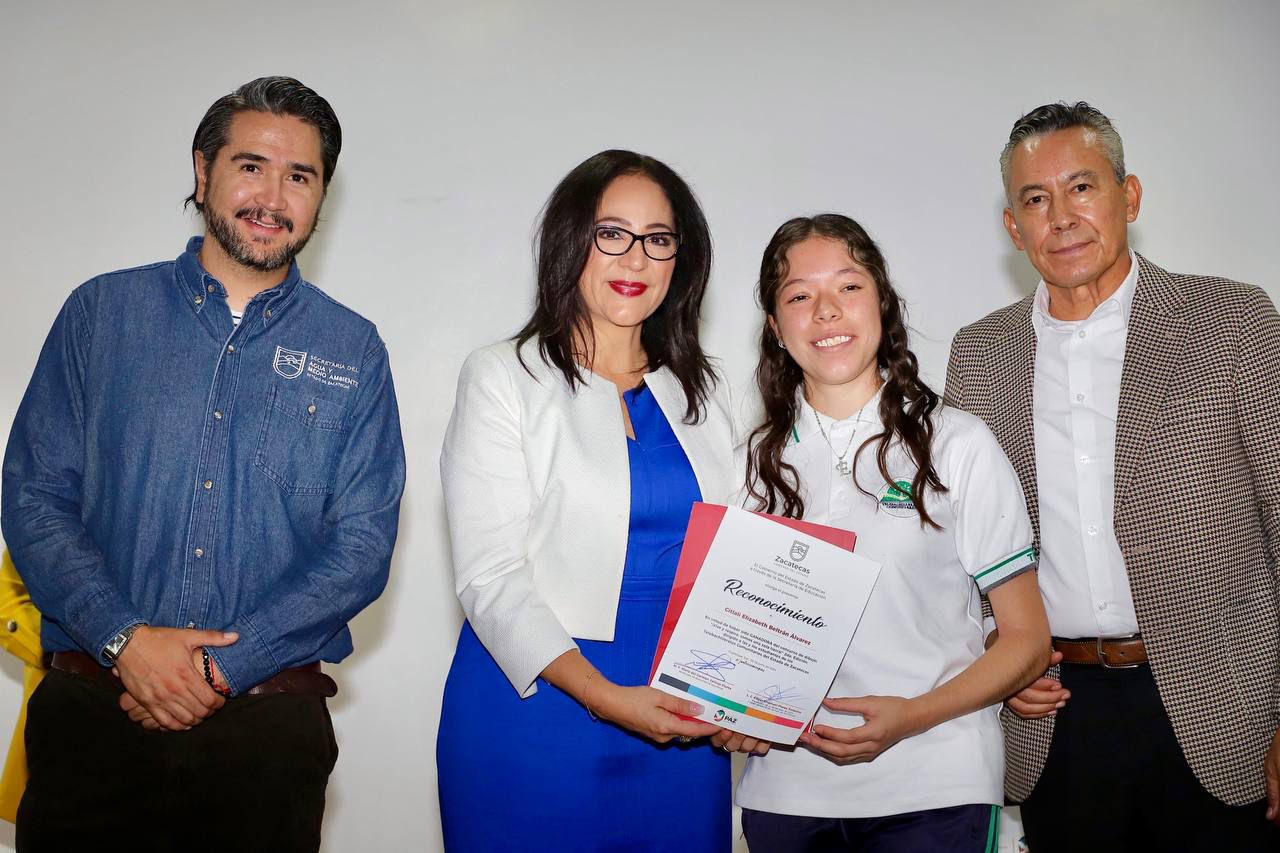 Premian autoridades educativas y de medio ambiente a los 10 ganadores del concurso “Vive y respira, somos una sola tierra”