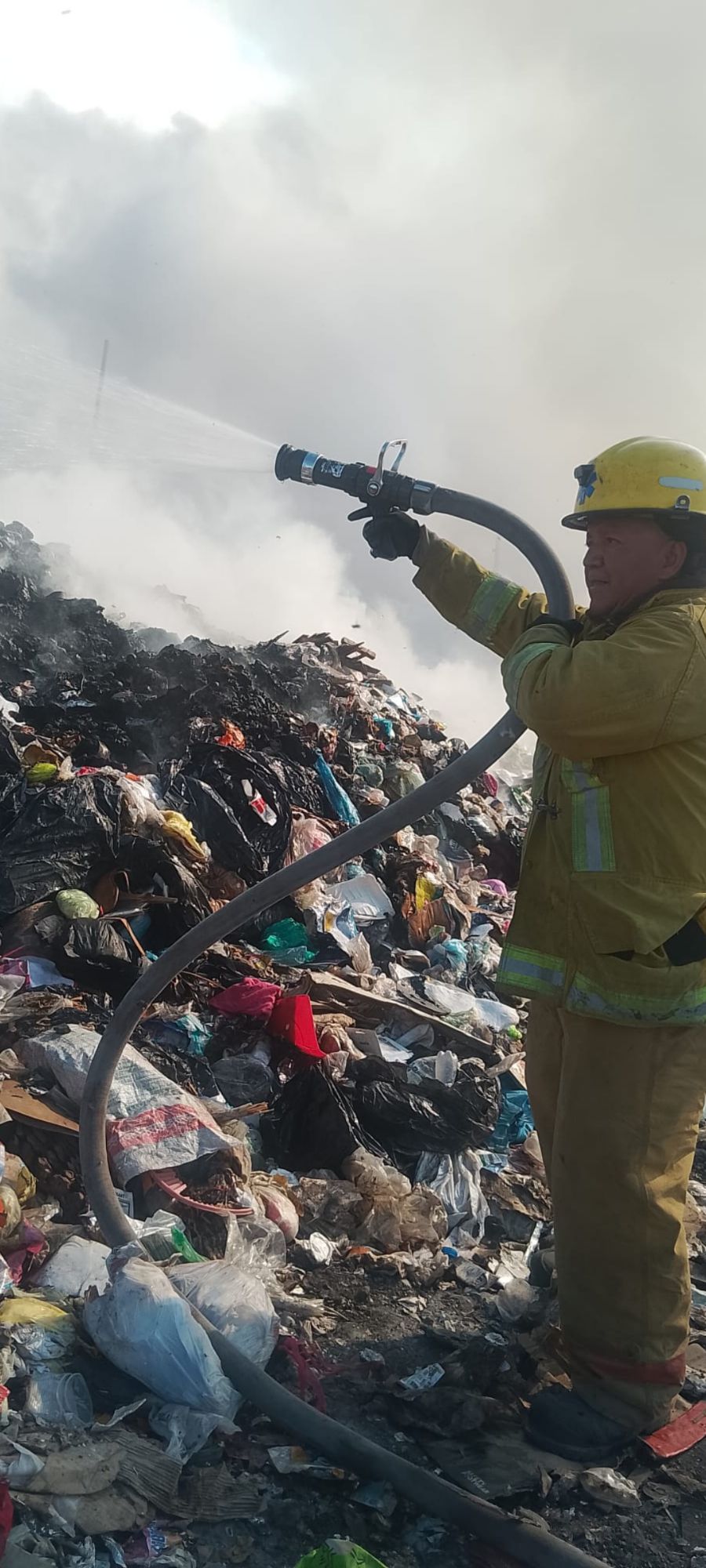 PROTECCIÓN CIVIL TRABAJA EN SOFOCAR EL FUEGO DEL TIRADERO MUNICIPAL