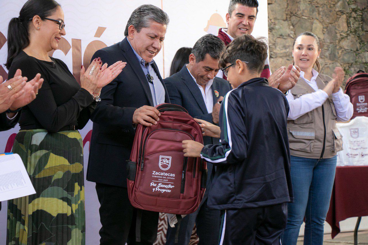 David Monreal da arranque a entrega de útiles, mochilas, loncheras, uniformes y calzado escolar gratuito