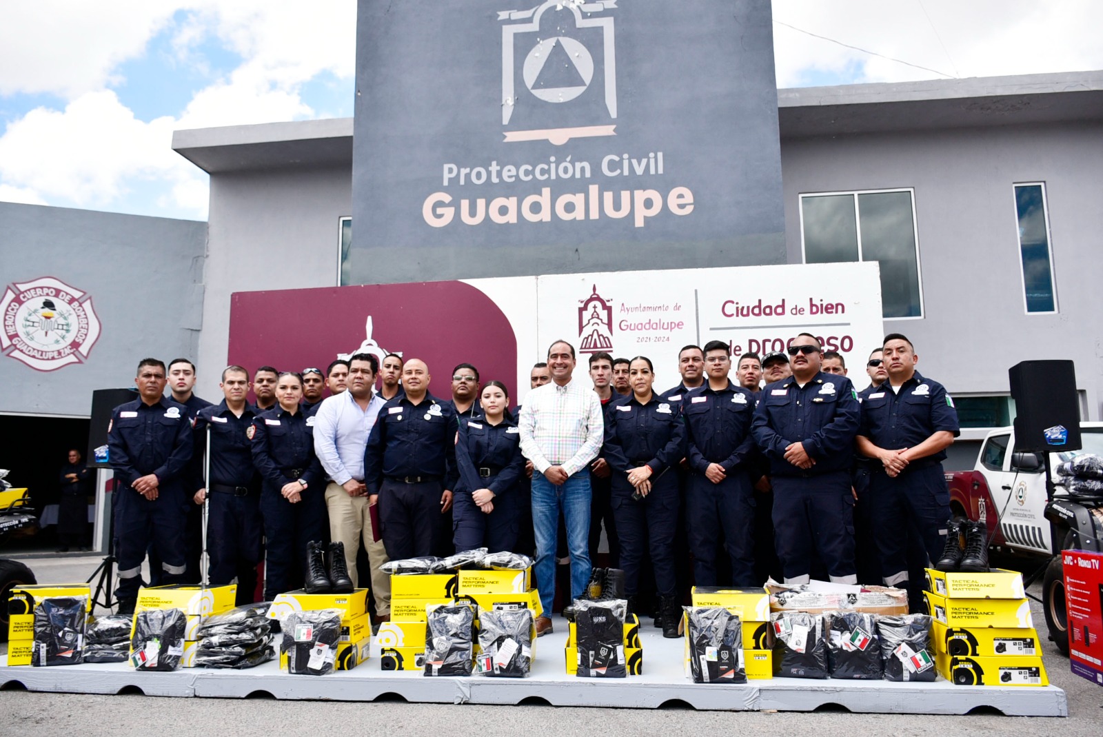 Reconoce Pepe Saldívar a Bomberos de Guadalupe en su día 