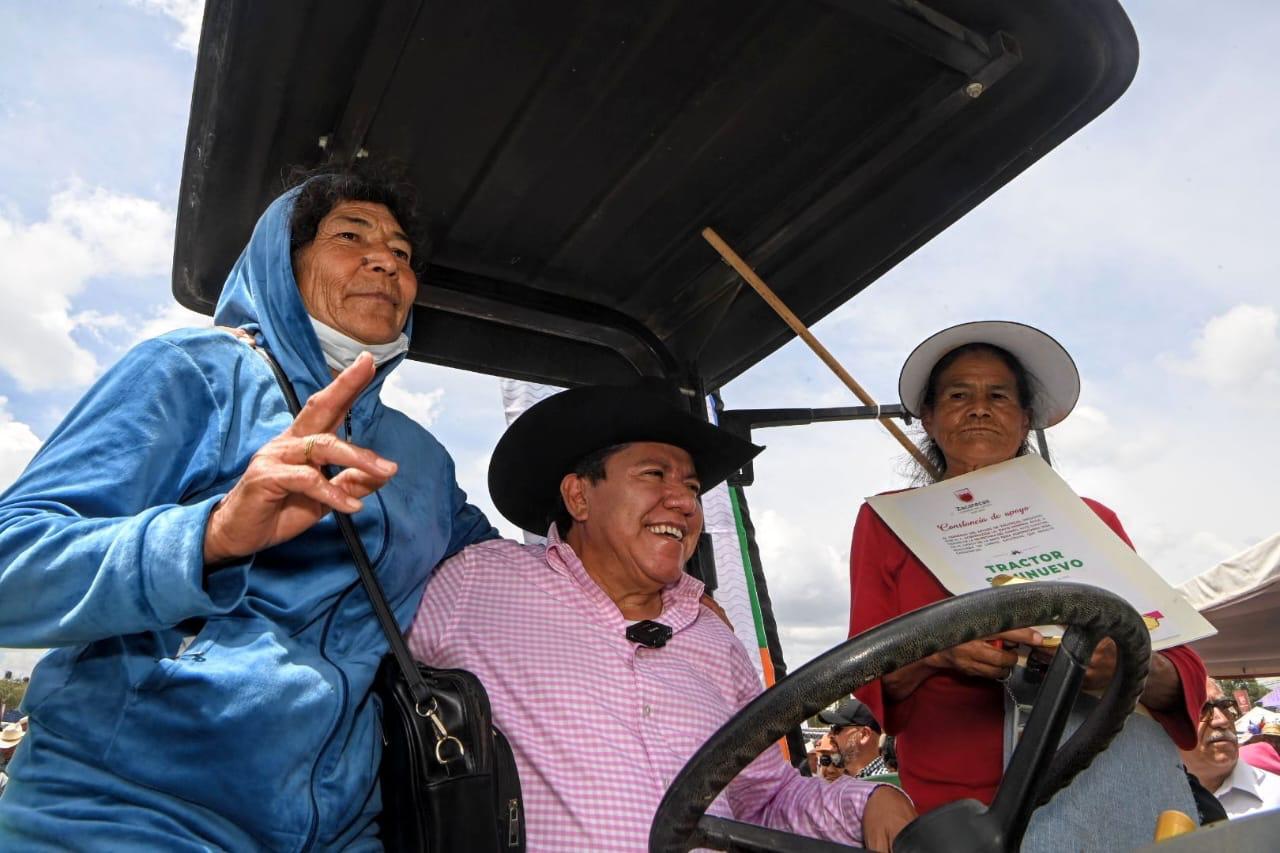 Lleva Gobernador David Monreal apoyos a campesinos y ganaderos de la región sureste del territorio zacatecano